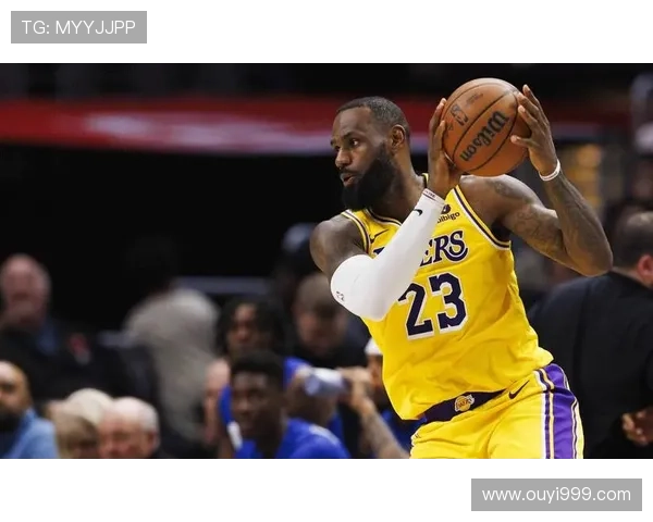 詹姆斯带领湖人关键胜利西部格局再起波澜引热议季后赛前景备受关注